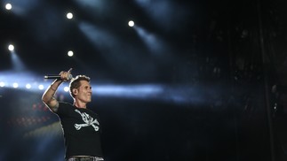 O vocalista Dinho Nascimento no show do Capital Inicial. Banda comemora 40 anos de estrada — Foto: Alexandre Cassiano