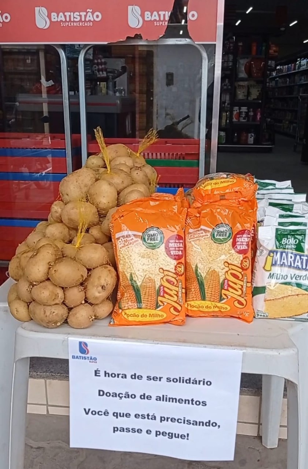 Padaria e mercado oferecem alimentos de graça no Piauí: ‘pegue se você precisa’ — Foto: Supermercado Batistão