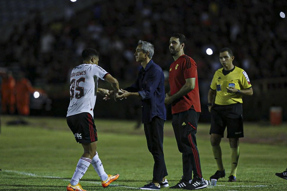 Paulo Sousa cumprimenta João Gomes em Altos x Flamengo — Foto: Gilvan de Souza