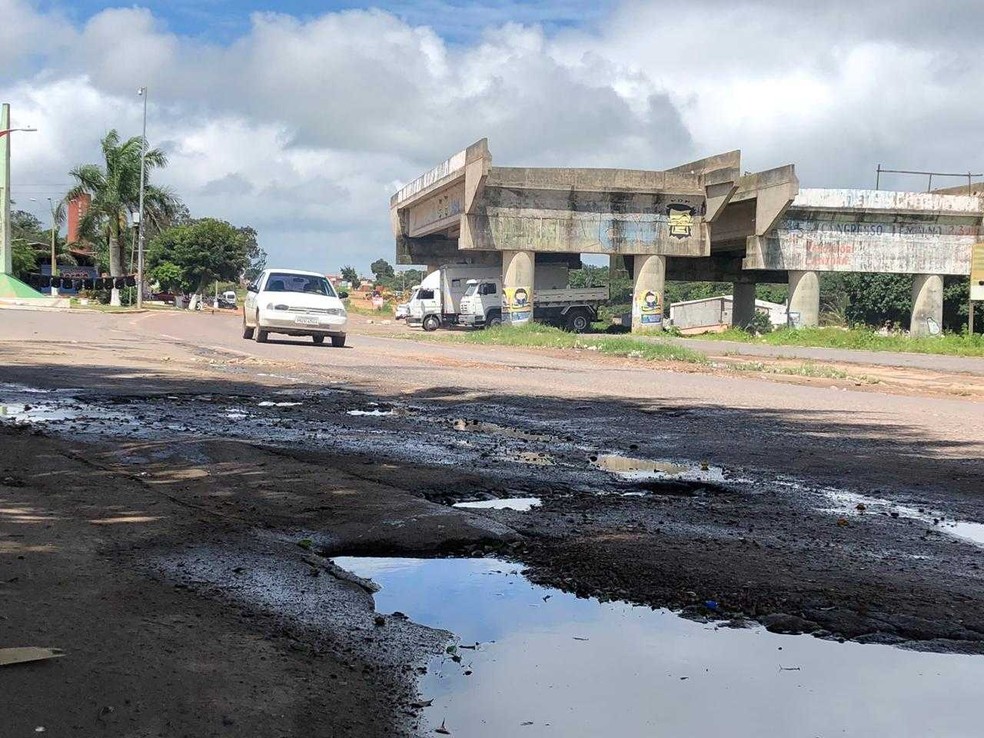 Via está com buracos em diversos trechos  — Foto: Mateus Ferreira/SVM