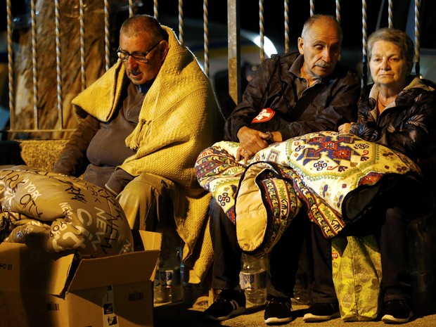 Pessoas se preparam para passar a noite a céu aberto após um terremoto atingir Amatrice, na Itália (Foto: Stefano Rellandini/Reuters)