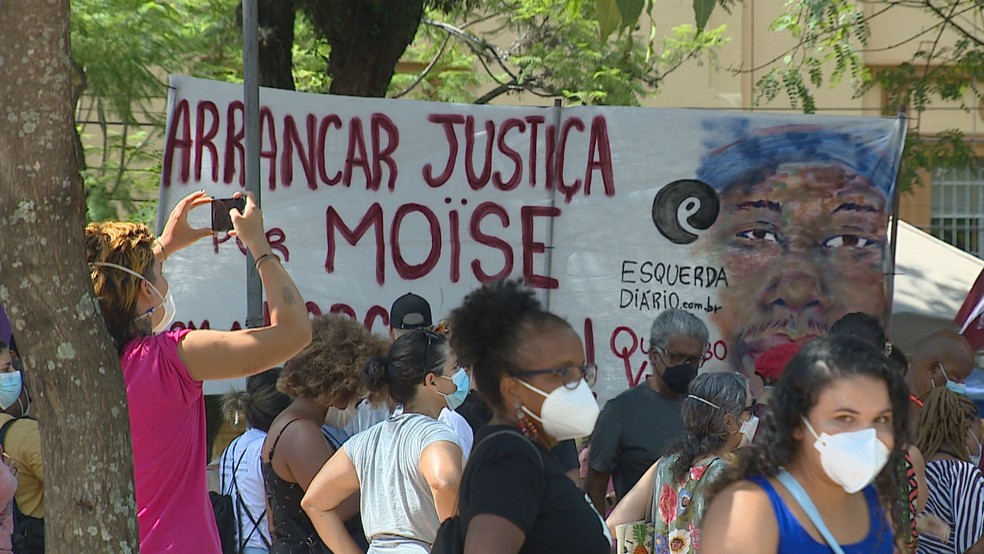 Ato contra morte de congolês em Porto Alegre — Foto: Reprodução / RBS TV 