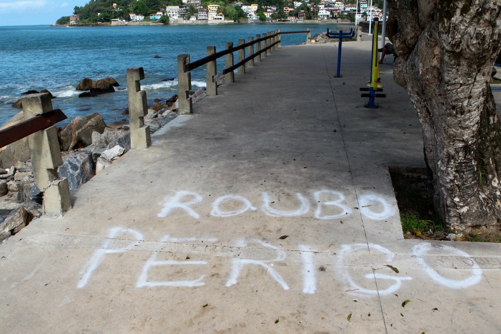 Moradores alertam pedestres sobre risco de roubo em trecho do Deck dos Pescadores em S&atilde;o Vicente, SP. &mdash; Foto: Alex Ferraz/A Tribuna Jornal