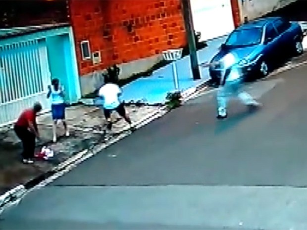 Bebê está caído no chão enquanto policial atira em suspeito em Campinas (Foto: Reprodução / EPTV)