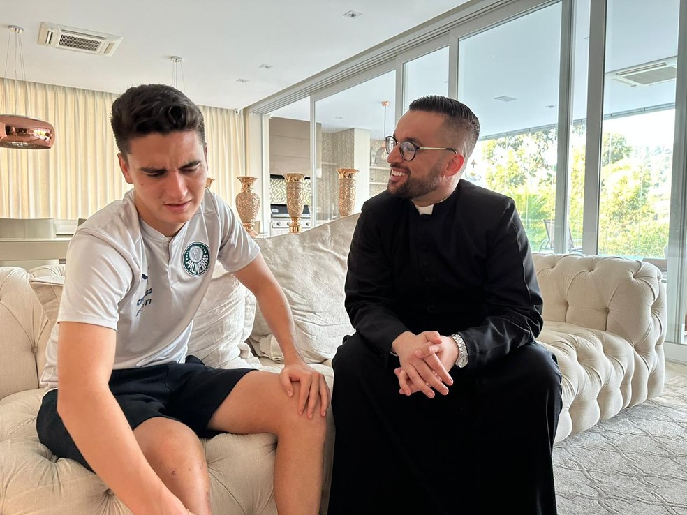 Atuesta ao lado do padre Rodrigo Rodrigues — Foto: Emilio Botta