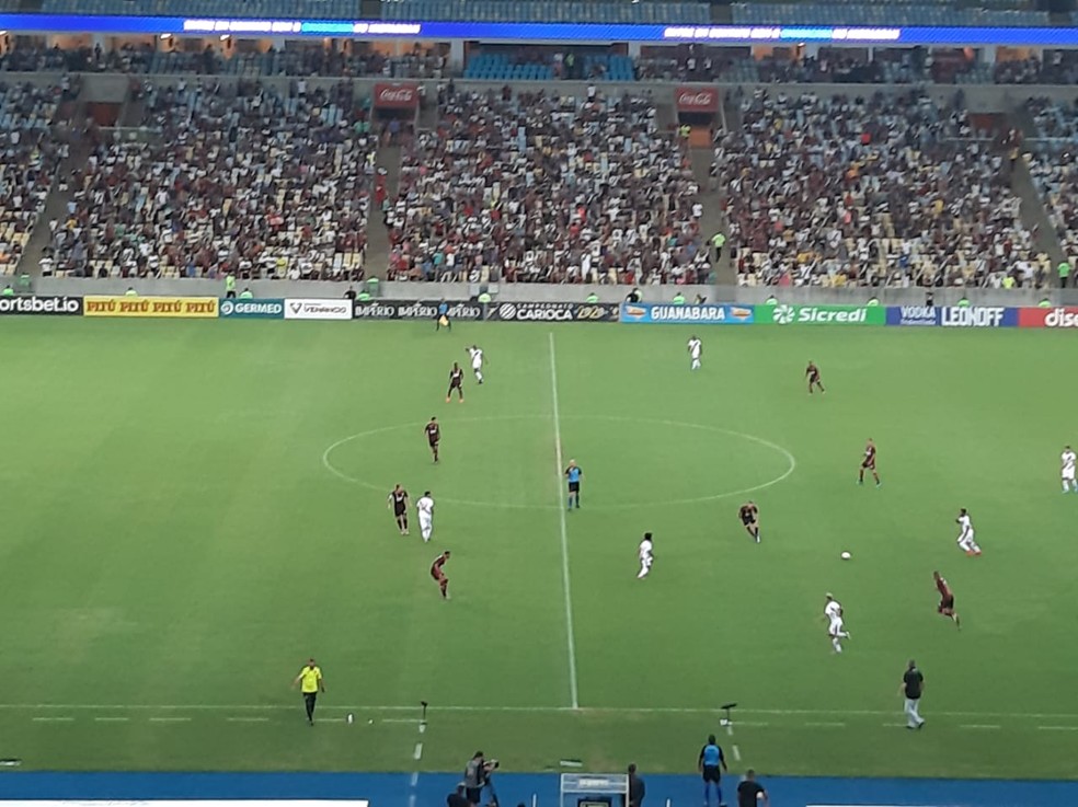 Linha alta do Flamengo no jogo contra o Vasco &mdash; Foto: Felipe Schmidt / GloboEsporte.com