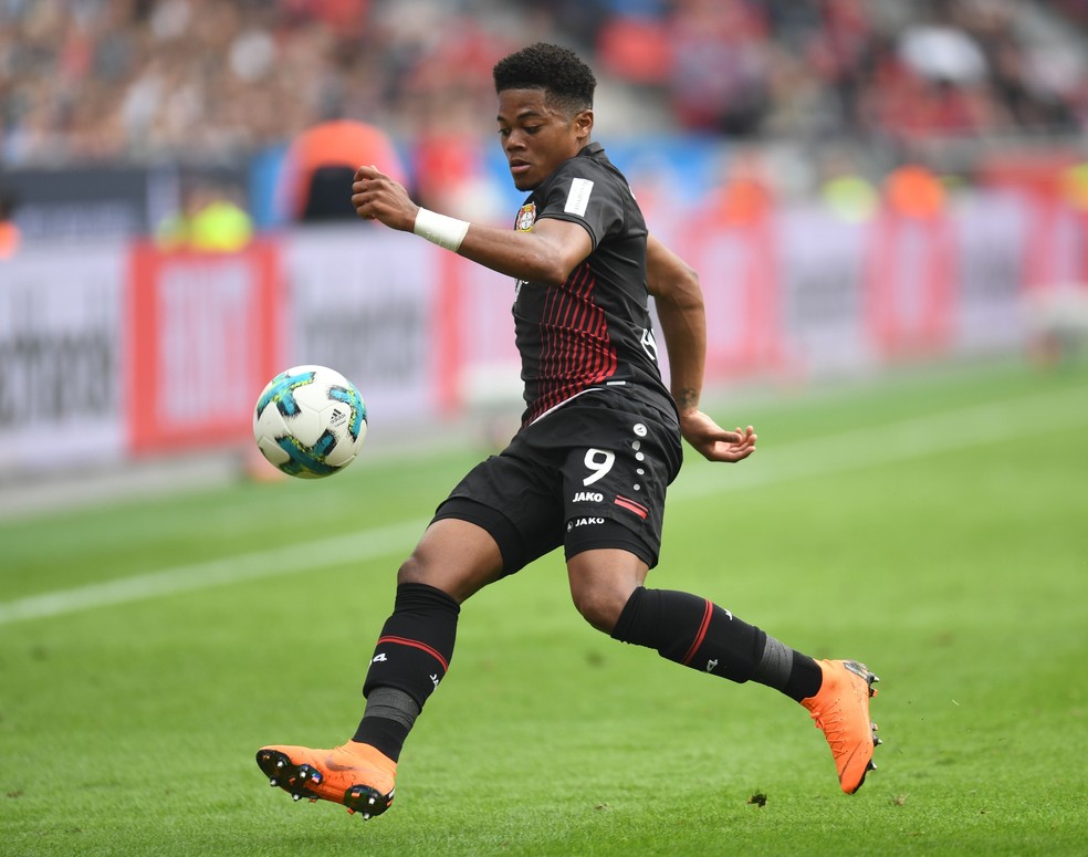 Leon Bailey, jogador de 21 anos do Bayer Leverkusen â Foto: Patrik STOLLARZ / AFP