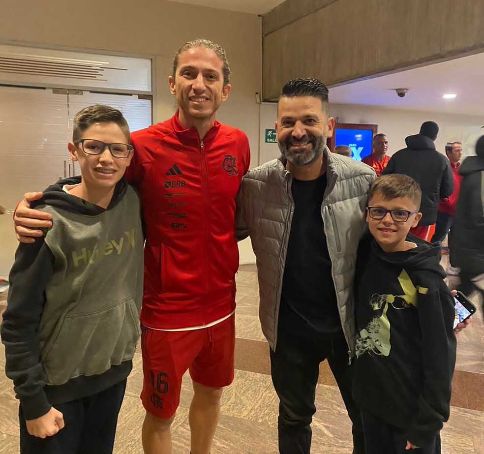 Helder, Pedro e Jo&atilde;o com Filipe Luis &mdash; Foto: Arquivo Pessoal