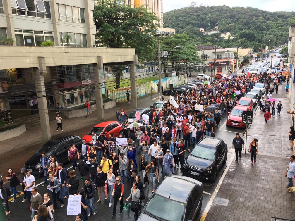 Joinville realiza ato em defesa da educaÃ§Ã£o â€” Foto: AndrÃ© Zanfonatto/NSC TV