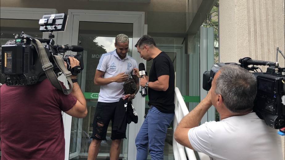Carona com Deyverson: atacante do Palmeiras abre sua casa e dÃ¡ show em frente Ã s cÃ¢meras