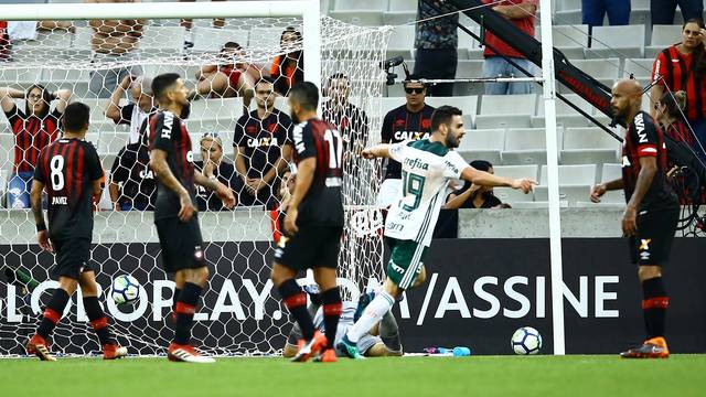 Bruno Henrique comemora o gol no primeiro tempo
