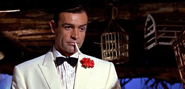 Sean Connery vestindo summer em um dos filmes da franquia 007 (Foto: Divulgação)