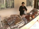 No PR, artesãs transformam fios de seda em cachecóis para os turistas