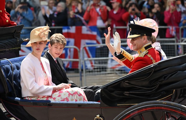 LONDON, ENGLAND - JUNE 02: Prince Edward, Earl of Wessex, Sophie, Countess of Wessex, Lady Louise Windsor and James, Viscount Severn during Trooping the Colour on June 02, 2022 in London, England. The Platinum Jubilee of Elizabeth II is being celebrated f (Foto: WireImage)