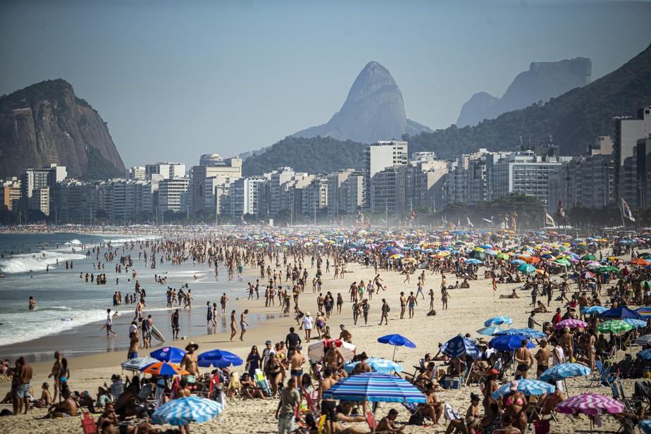Praia do Leme lotada durante feriado no Rio