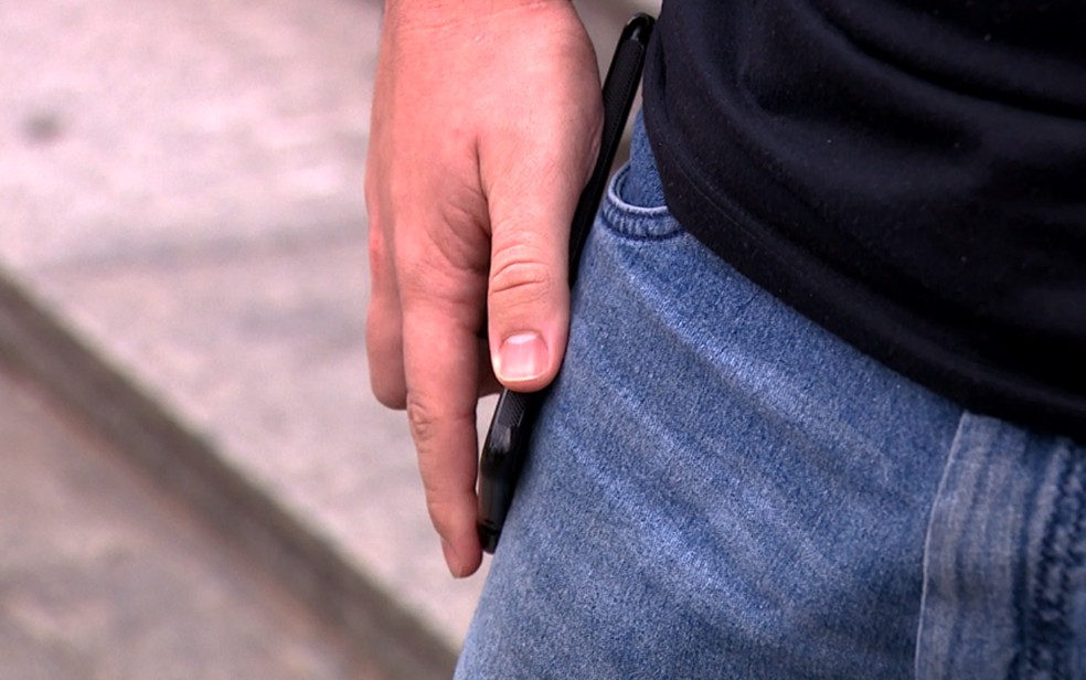 Limpar telefone celular na calça não é a forma ideal de higienizar o aparelho, diz pesquisa feita em Campinas (Foto: Vanderley Duarte/EPTV)