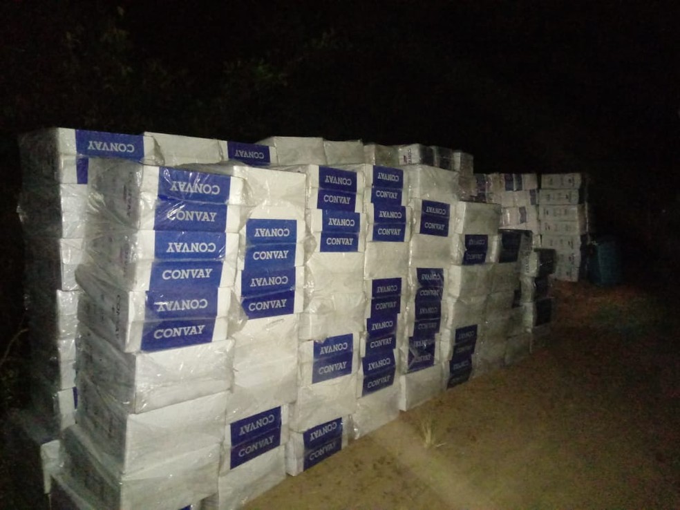 Polícia apreendeu barco, caminhão e carga de cigarros em porto clandestino na zona rural de São Luís — Foto: Divulgação