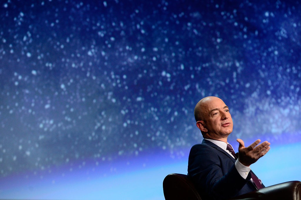 COLORADO SPRINGS, CO - APRIL 12: Founder of space company Blue Origin, Jeff Bezos, speaks about the future of commercial space travel during the 32nd Space Symposium on April 12, 2016 in Colorado Springs, Colorado. Bezos, founder and CEO of Amazon, spoke  (Foto: Denver Post via Getty Images)
