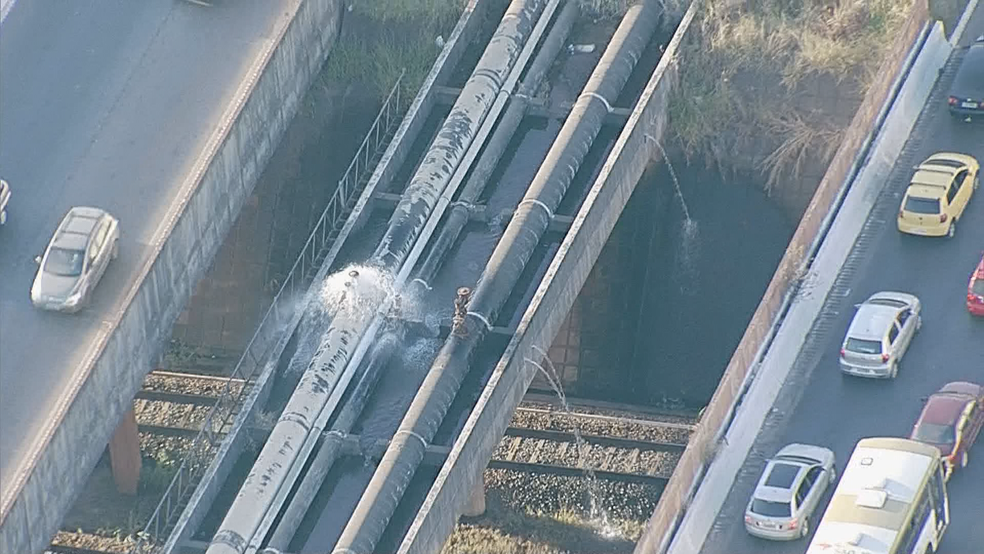 Ventosa deixa água jorrar em cima de trilhos do Metrô (Foto: TV Globo/Reprodução)