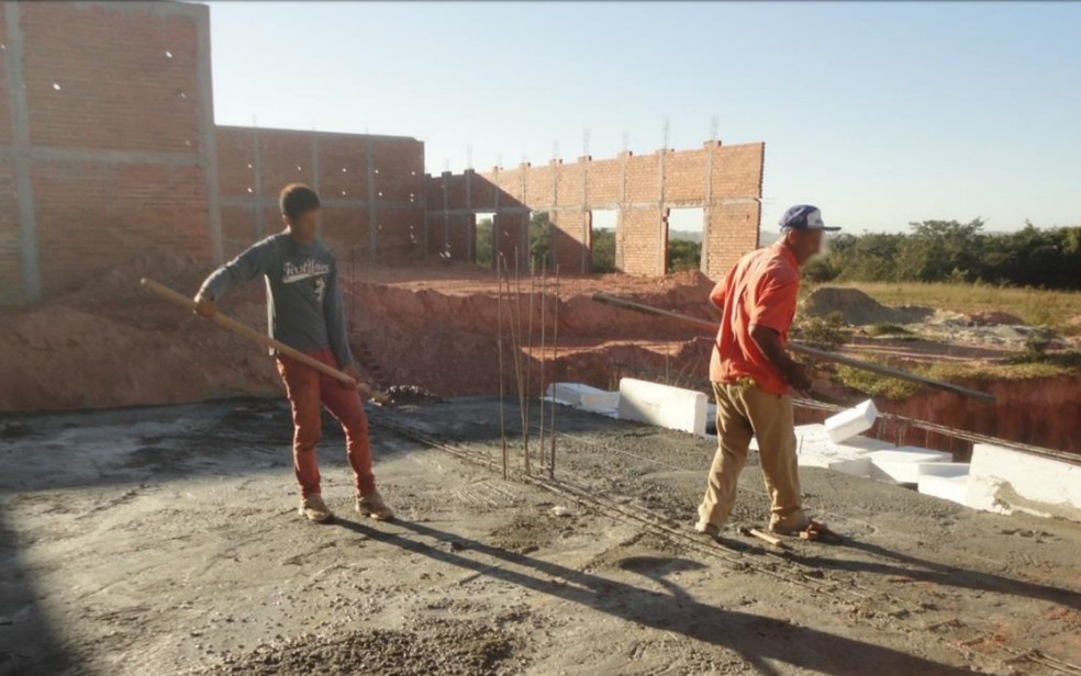 Trabalhadores nÃ£o tinham equipamentos de proteÃ§Ã£o em construÃ§Ã£o de frigorÃ­fico (Foto: ReproduÃ£o/MTE)