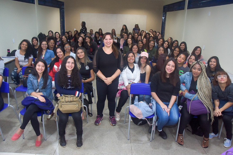 Vanessa Ribeiro e turma de aula sobre prevenção contra à violência contra a mulher — Foto: Divulgação