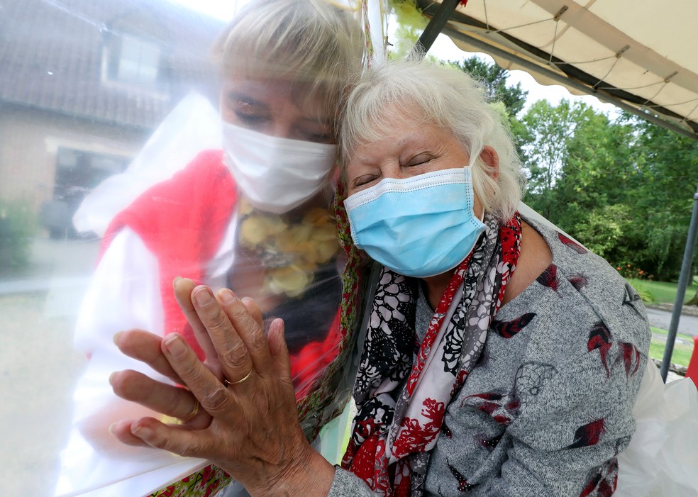 1º de julho - Idosa abraça diretora de casa de repouso na Bélgica — Foto: Yves Herman/Reuters