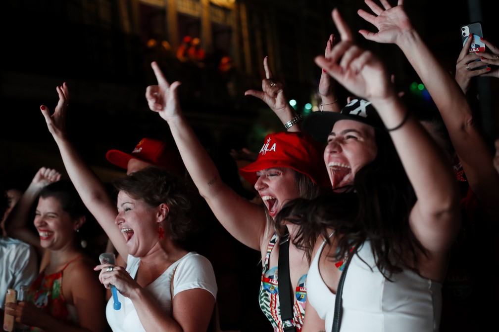 Eleitoras fazem festa pela vitória de Lula no Rio de Janeiro (RJ). — Foto: Bruna Prado/ Associated Press