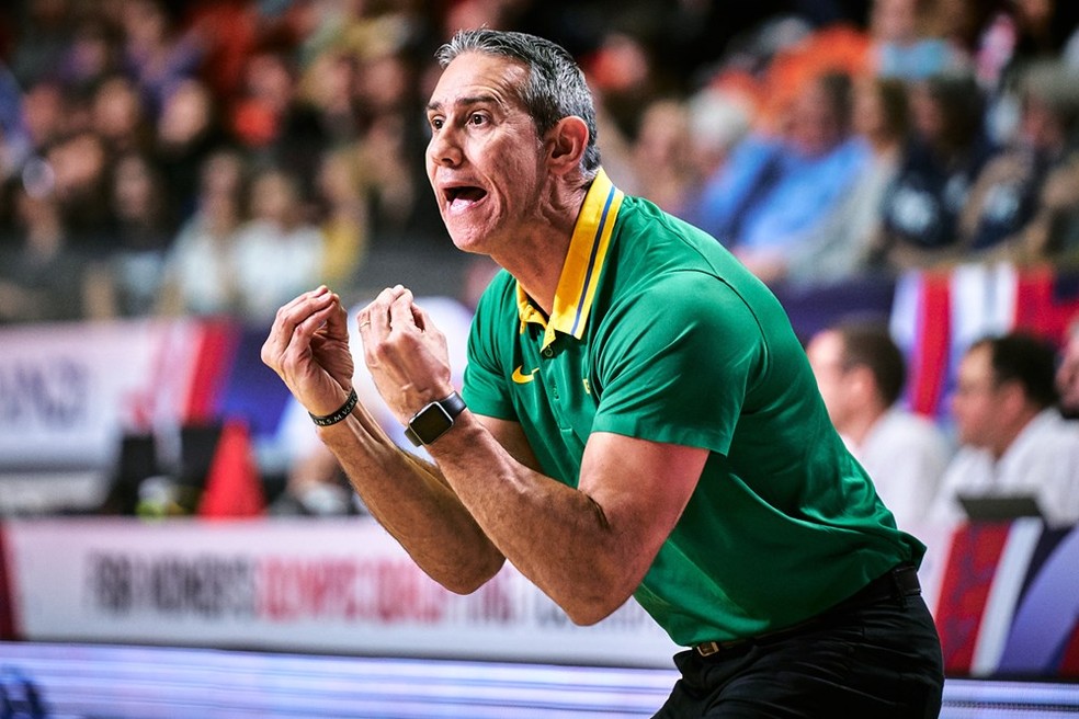 José Neto durante Austrália x Brasil pelo Pré-Olímpico — Foto: FIBA