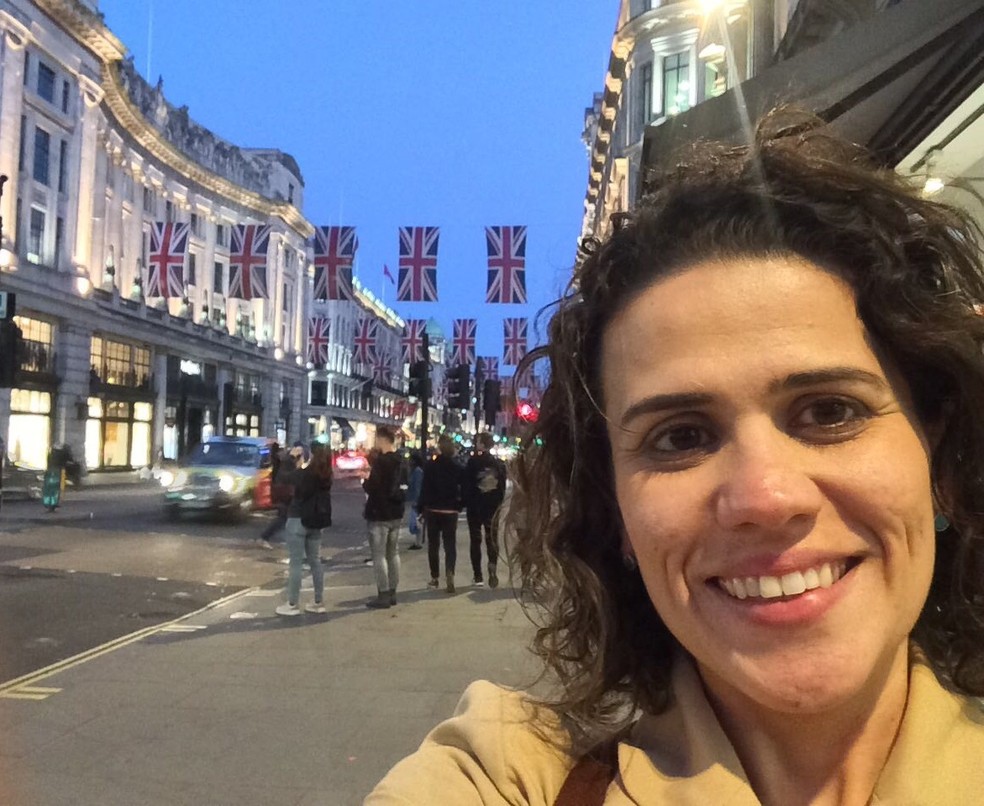 Claudia mostra ruas já decoradas para o casamento real na Regent Street, em Londres. (Foto: Arquivo Pessoal/Claudia Avila )