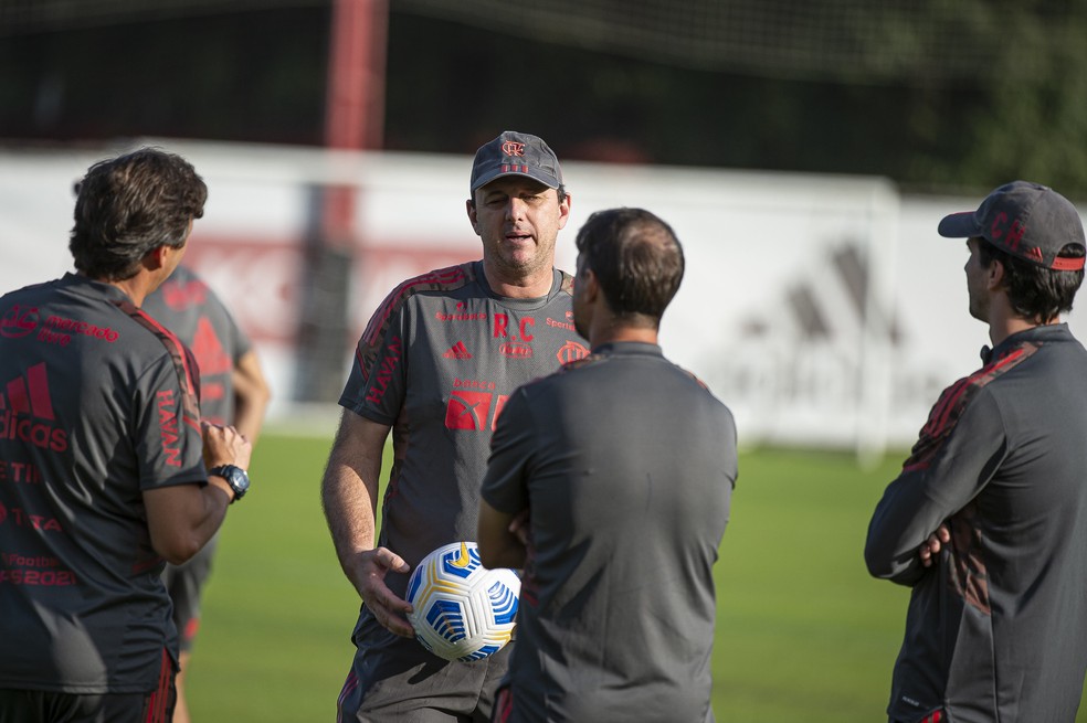 Rogério Ceni conversa com sua comissão no treino do Flamengo no Ninho — Foto: Alexandre Vidal/Flamengo