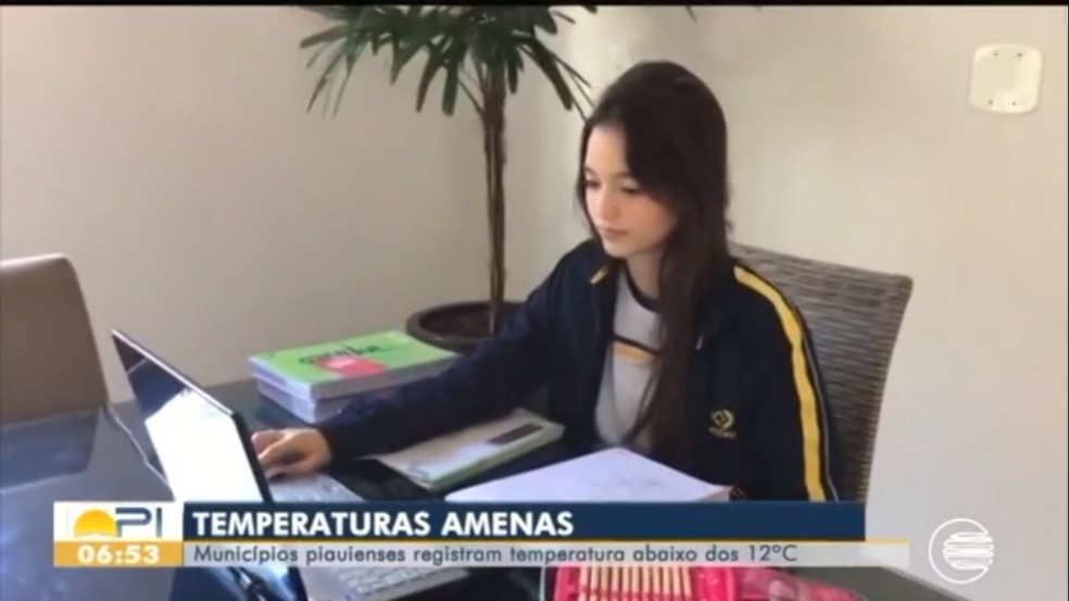 Maria Clara estuda de casaco em casa por conta do frio em Caracol-PI — Foto: Reprodução/TV Clube