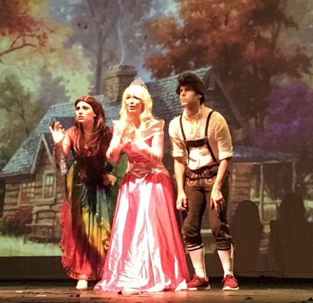 Francis Helena, Victória Rocha e Rafael Mallagutti na peça As Princesas e o Poeta (Foto: Reprodução/Instagram)