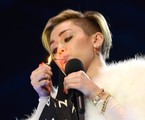 Miley Cyrus fuma cigarro suspeito em premiação da MTV europeia | Reprodução da internet