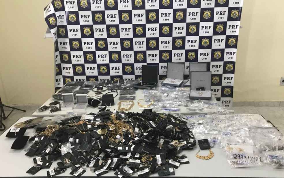 Suspeitos presos estavam transportando várias joias dentro de carro, na BR-230 (Foto: Genésio Vieira/PRF)