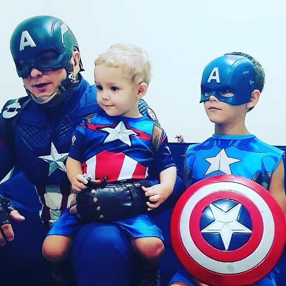 Policial que se veste de Capitão América para alegrar crianças no RJ diz que a inspiração veio dos filhos — Foto: Arquivo pessoal