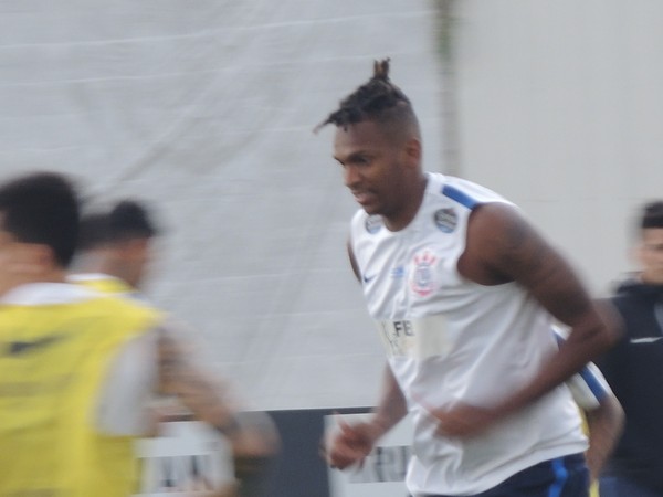 Jô aparece com tranças e coque, treina e reforça o Corinthians contra o Coritiba