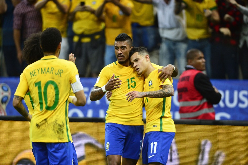 Abraçados, Paulinho e Philippe Coutinho, dois destaques da seleção brasileira sob comando de Tite (Foto: Marcos Ribolli)