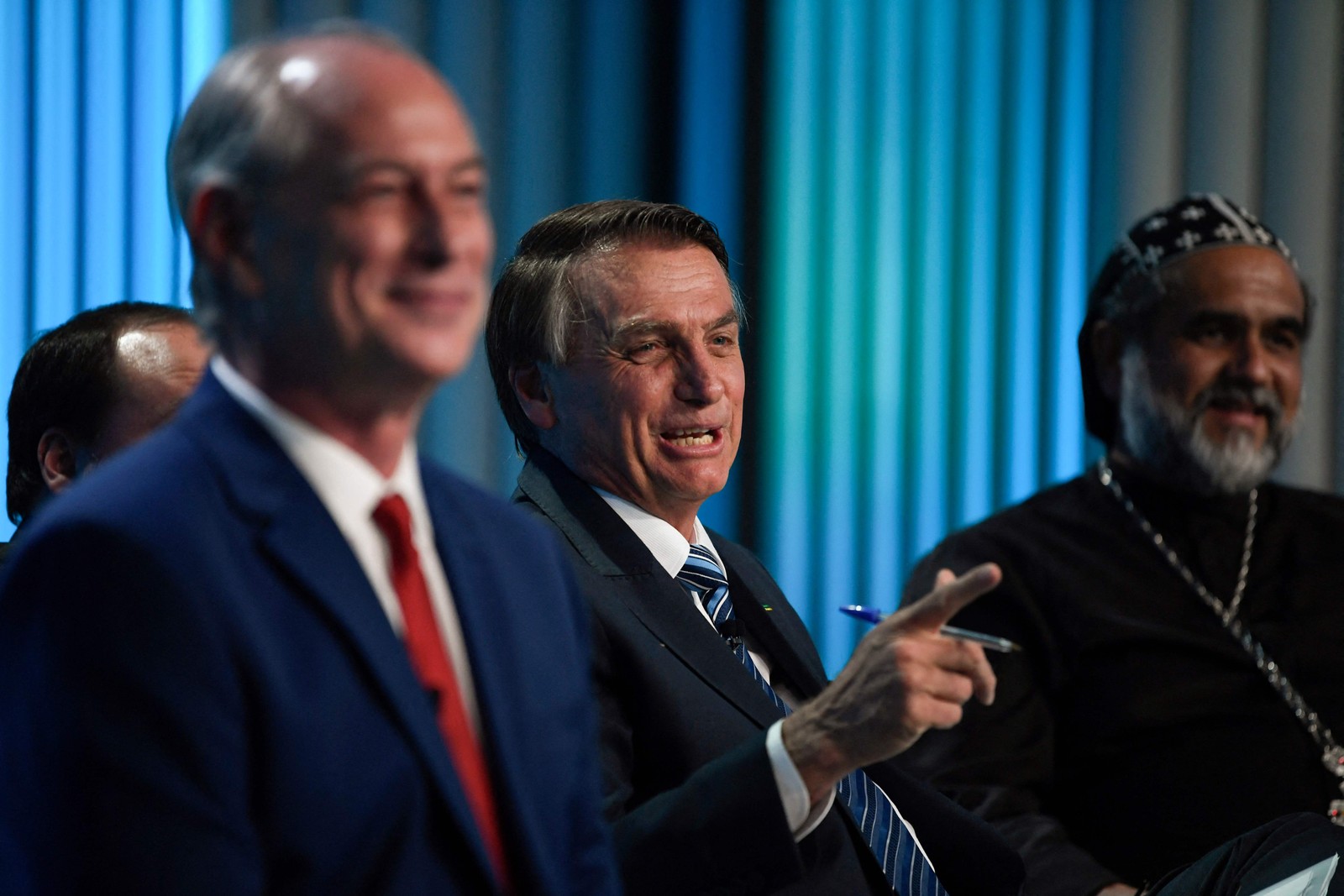 Ciro Gomes, Bolsonaro e Padre Kelmon em clima descontraído  — Foto: Mauro Pimentel / AFP