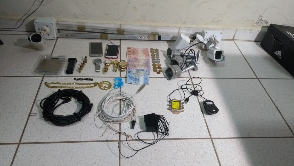Polícia também recuperou relógios, dinheiro e outros produtos (Foto: Aline Nascimento/G1)