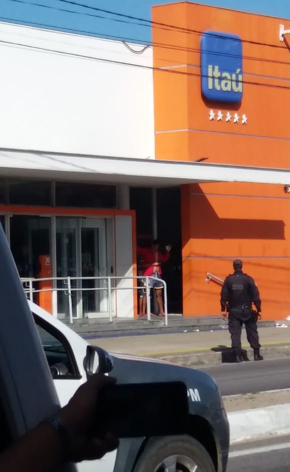 Assaltante fez um refÃ©m na frente da calÃ§ada do banco ItaÃº, na Zona Norte de Natal (Foto: PM/DivulgaÃ§Ã£o)