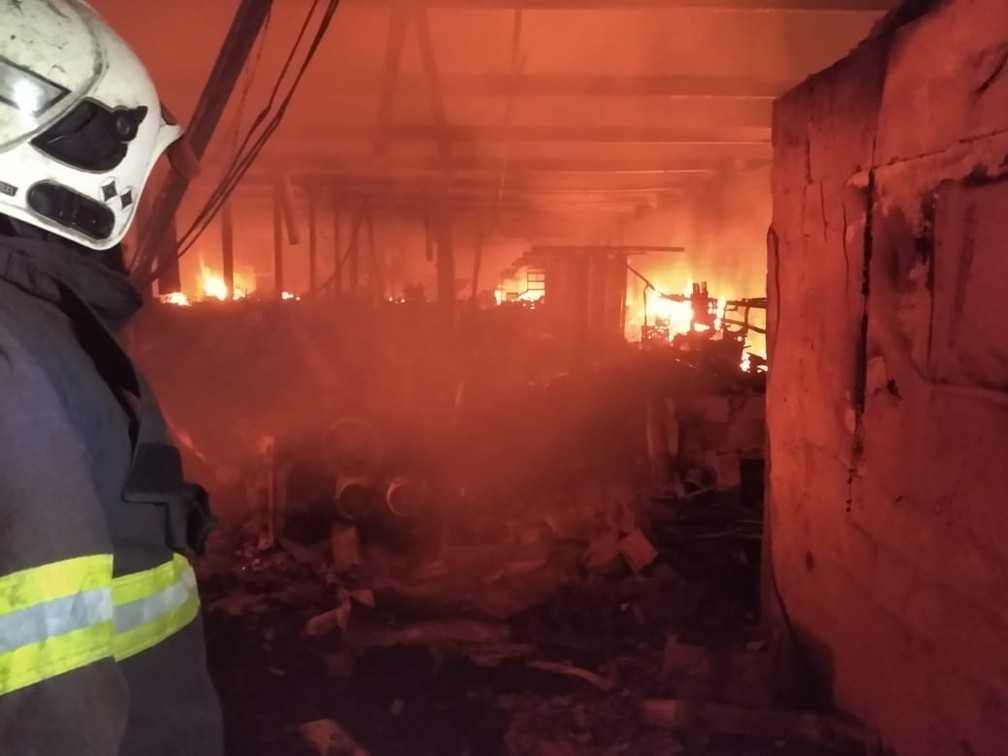 Bombeiros combateram incêndio que atingiu complexo de fábricas em Americana — Foto: Arquivo pessoal