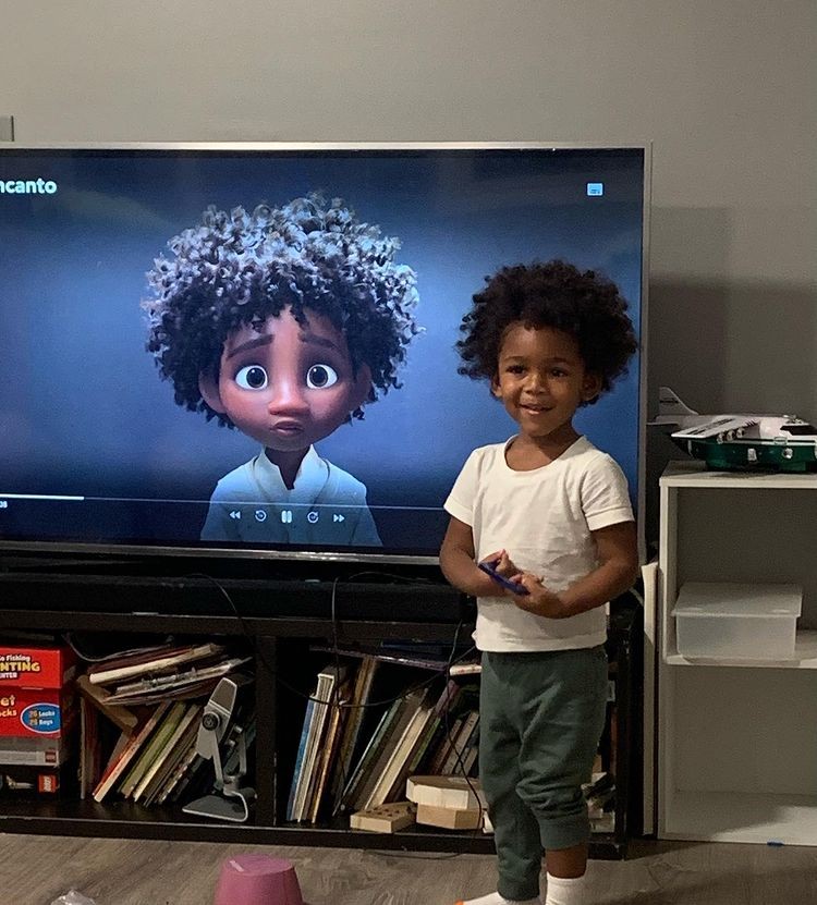O pequeno Kenzo Brooks, de 2 anos, notou que Antônio, personagem de 'Encanto', era igual a ele (Foto: Reprodução/Instagram)