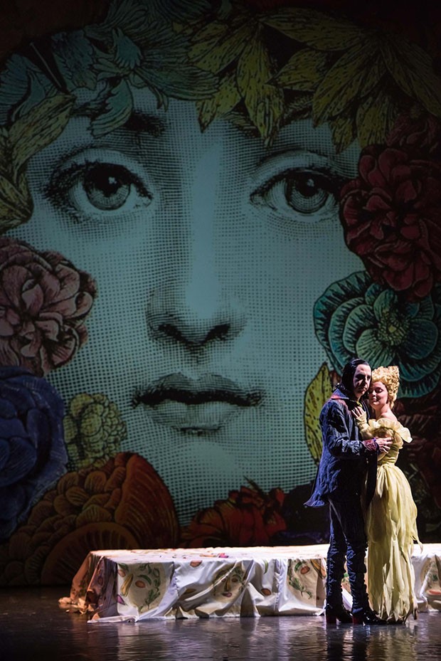 The ever-changing set was designed by Barnaba Fornasetti. (Foto: RAY TARANTINO)