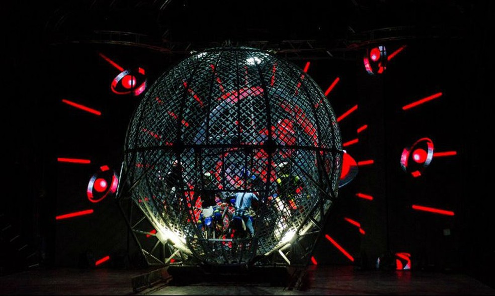 Globo da morte em circo; em imagem de arquivo — Foto: Mirage Circus/Divulgação