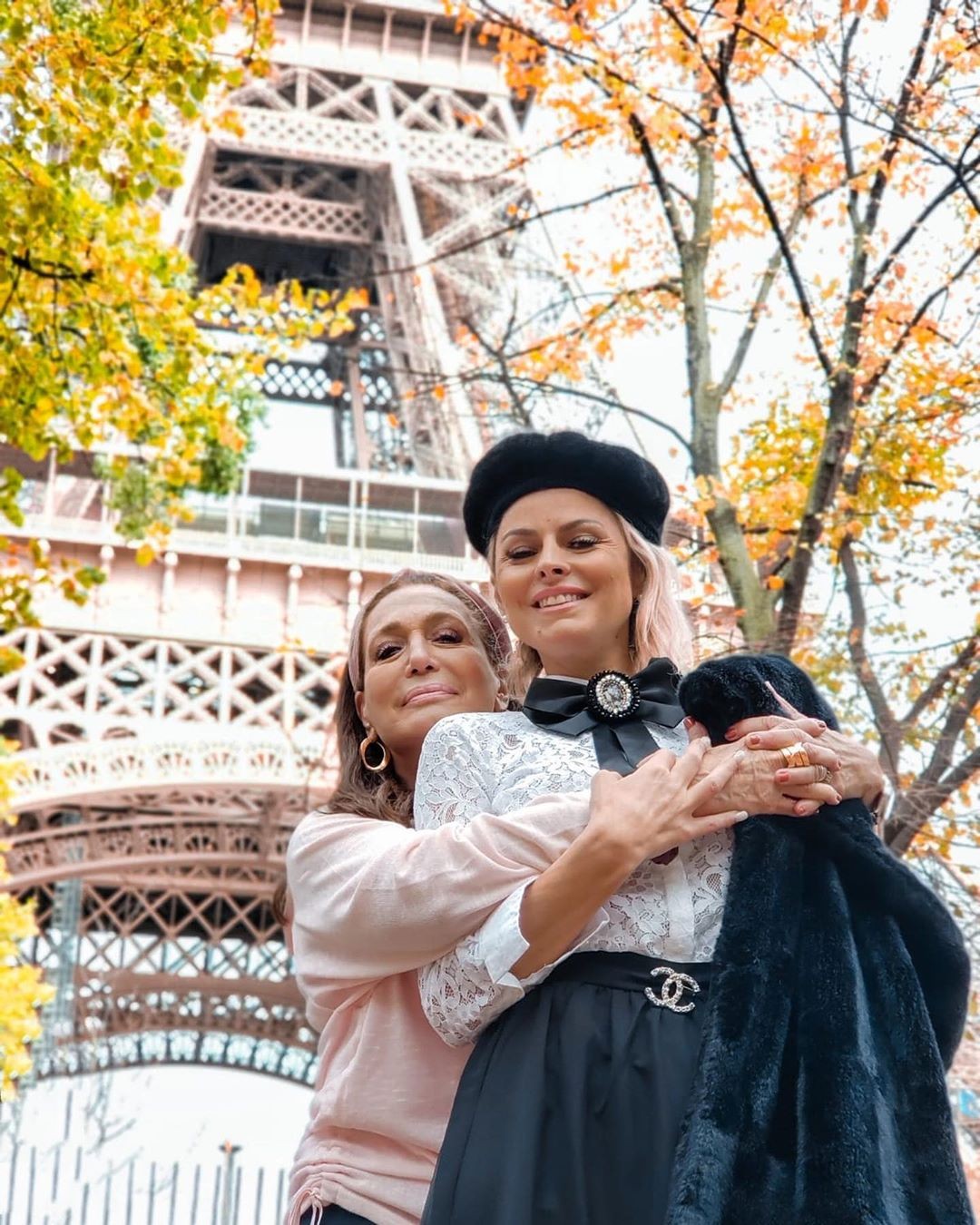 Susana Vieira faz pose com a nora em Paris (Foto: Reprodução/Instagram)