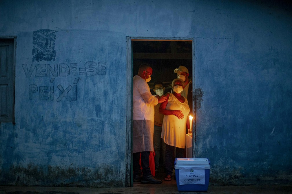 Profissional de saúde quilombola Raimunda Nonata, de 70 anos, foi a primeira vacinada com a CoronaVac no quilombo Marajupena, em Cachoeira do Piriá (PA), no dia 19 de janeiro. — Foto: Tarso Sarraf/AFP