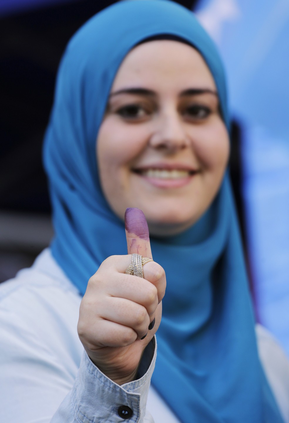 Nada Saifi mostra seu dedo sujo com tinta indicando que ela votou durante as eleiÃ§Ãµes parlamentares do LÃ­bano, do lado de fora do consulado do LÃ­bano, em SÃ£o Paulo (Foto: Nelson Antoine/AP)