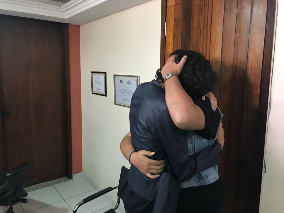 Filha de Marielle e Mônica, mulher da vereadora, se abraçam (Foto: Henrique Coelho/G1)