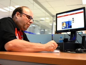 Professor Célio Tasinafo seleciona notícias do G1 para preparo de vestibulandos da Unicamp (Foto: Jarbas Soares / G1)