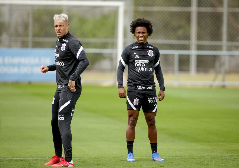 Corinthians treina bolas paradas, e Sylvinho faz ajustes táticos antes de Dérbi